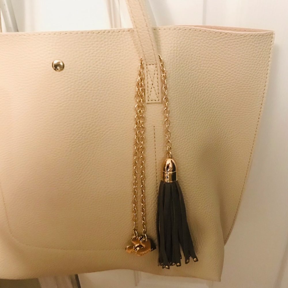 Purse accessory tassel and 2 hearts 💕 charm - Picture 1 of 8